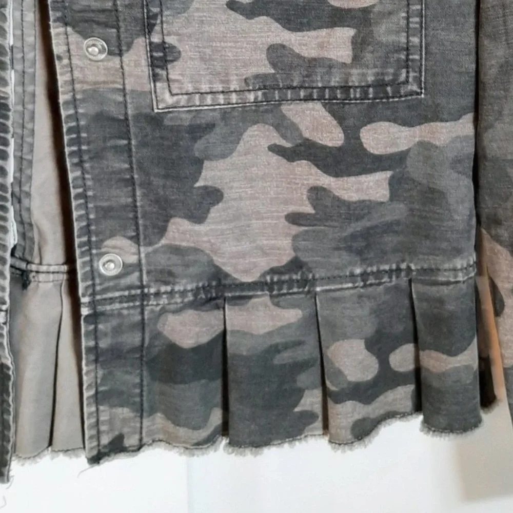 Gap Camo Raw Edge Ruffle Hem Utility Jacket Size XS - Picture 3 of 5